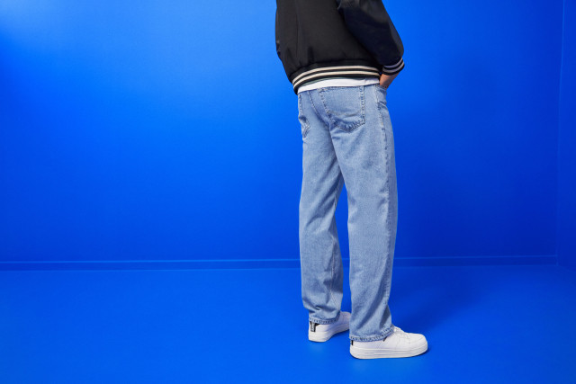 LOOSE FIT JEANS