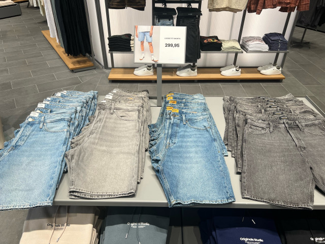 Loose fit denim shorts