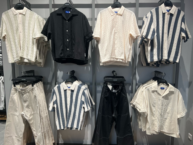 Strikket polo, skjorte og baggy pants 