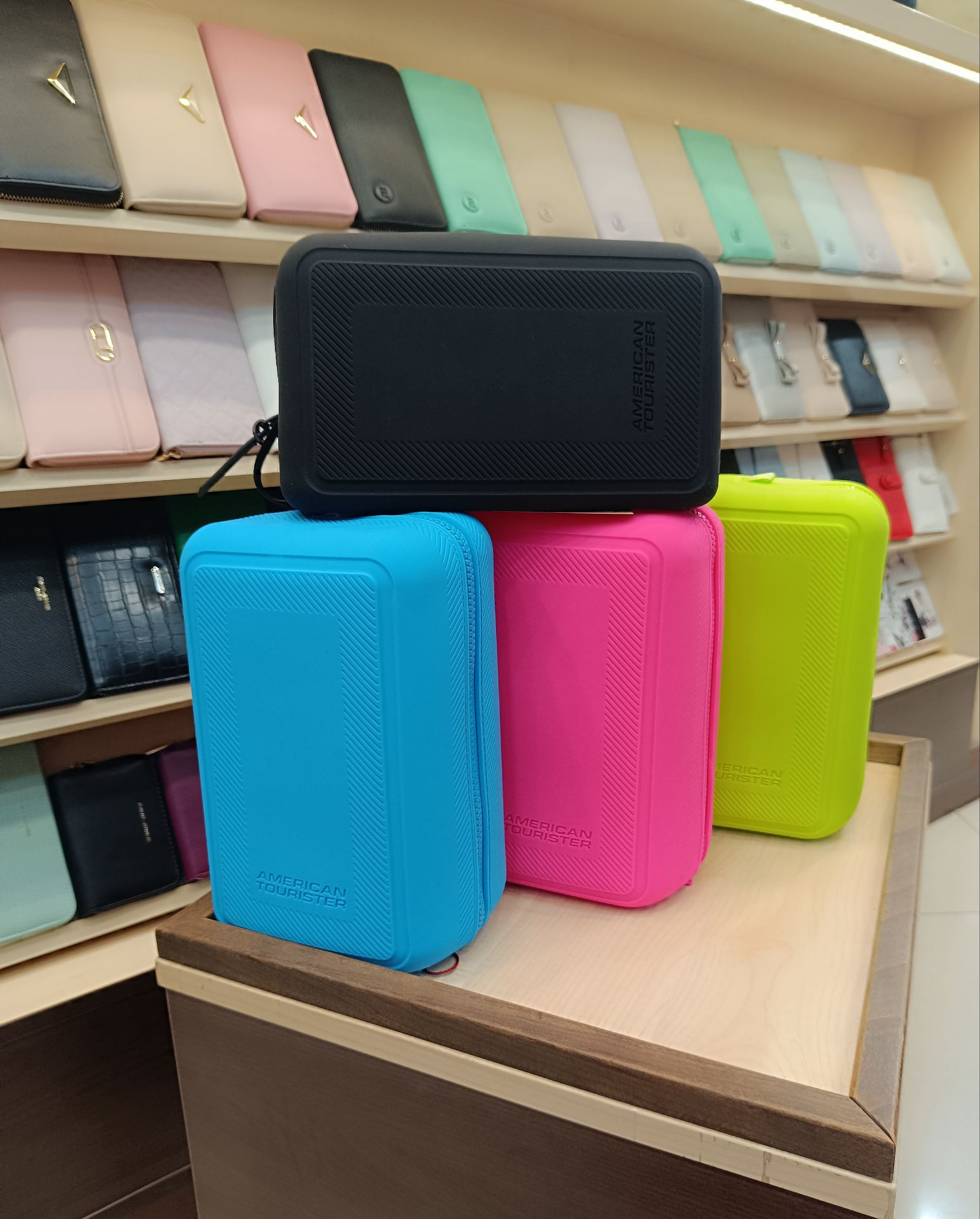American Tourister vízálló nesszeszer