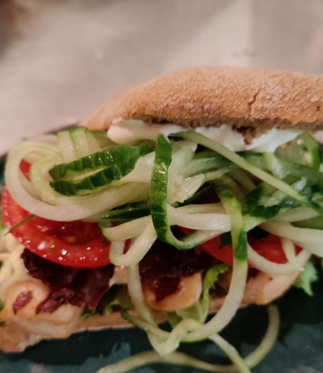 Kyllingesandwich. m. bacon, tomat, agurk og hj.lavet. dress.