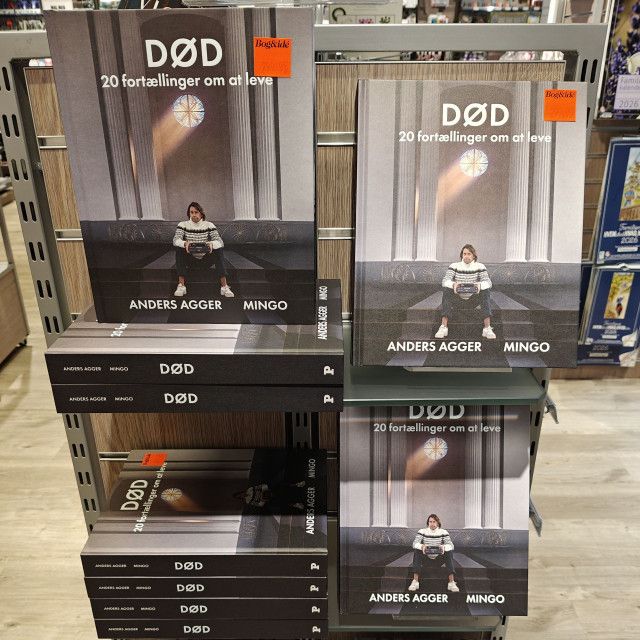 Død - 20 fortællinger om at leve af Anders Agger og Mingo.