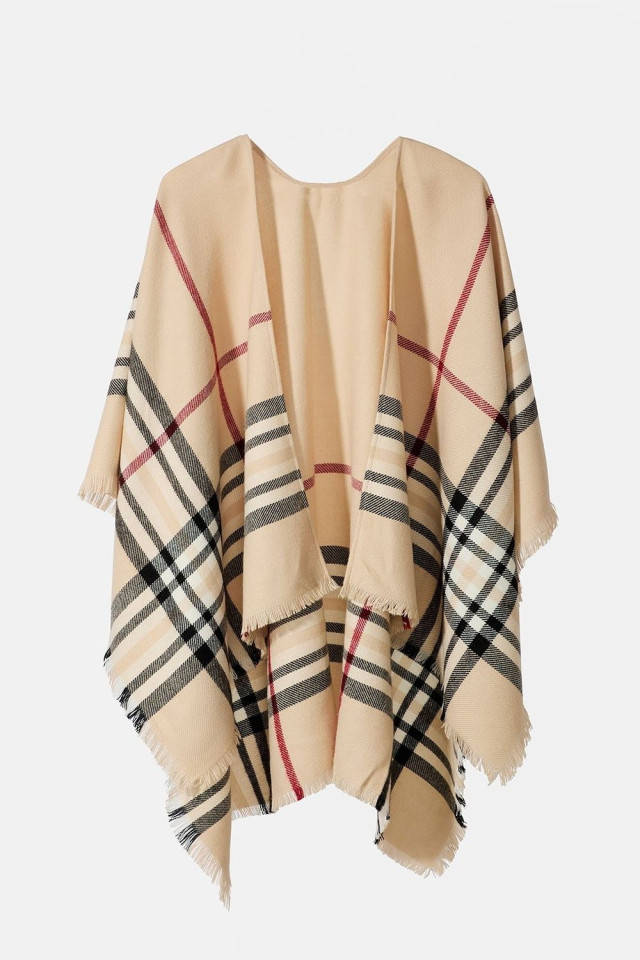 Beige poncho med ternet mønster i sort og rødt🤩