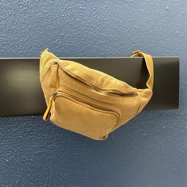 Depeche bumbag i fløjl 🙌🏼💛