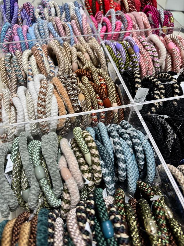 Flettede hårelastikker  i alle farver 💚🩷🩵