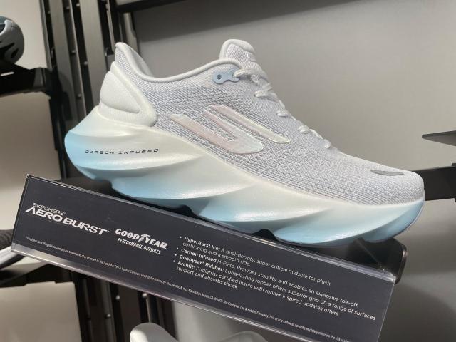 SKECHERS AERO BURST