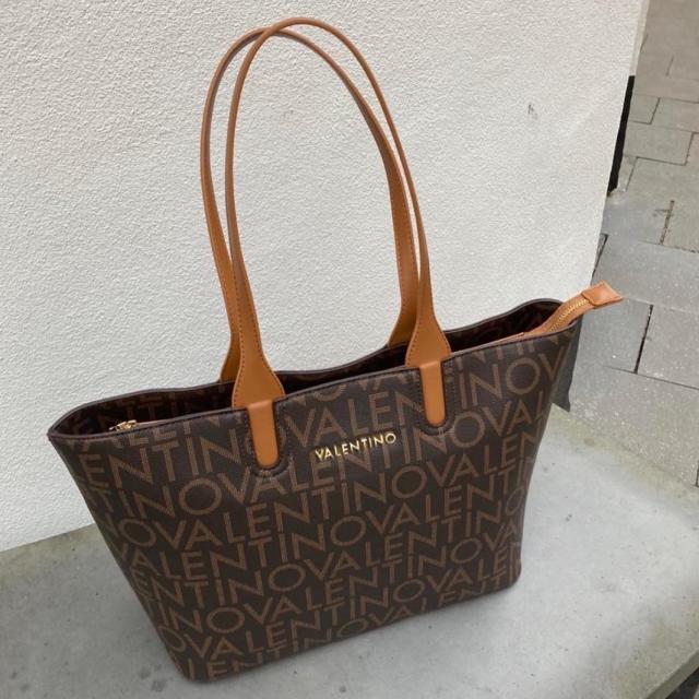 En smuk og praktisk shopper fra Valentino🤎 