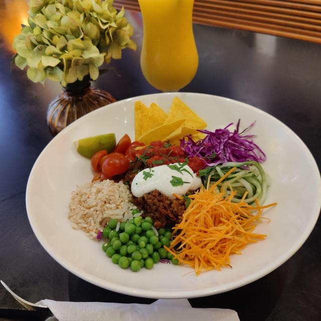 Fredes mexibowl m. krydret oksekød, salsa, chips. 