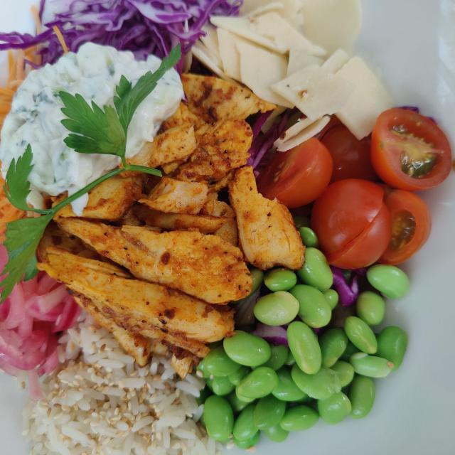 Fredes græske bowl. m. stegt kylling, hj. lavet tzatziki.