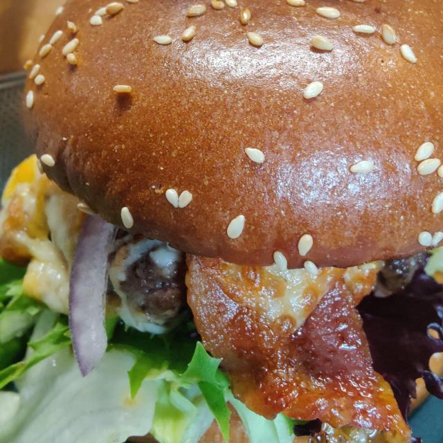 Fredes burger med oksekød, bacon, ost, fritter og aioli.