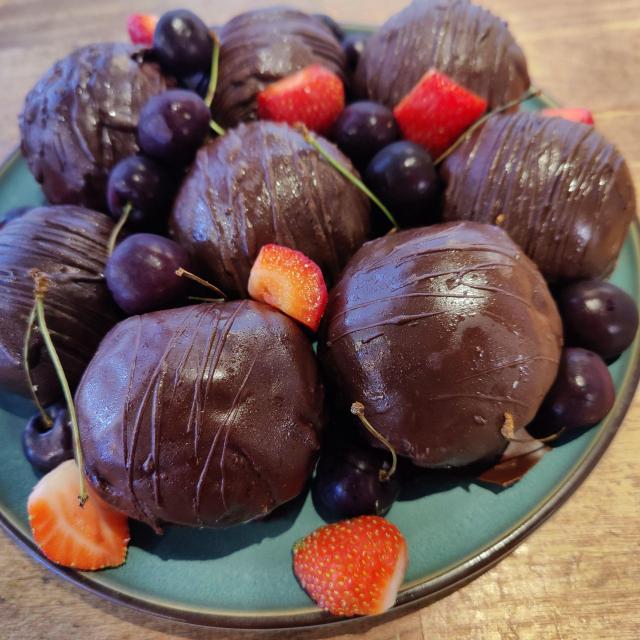 Fredes hjemmetrillede romkugler, dyppet i mørk chokolade.😋