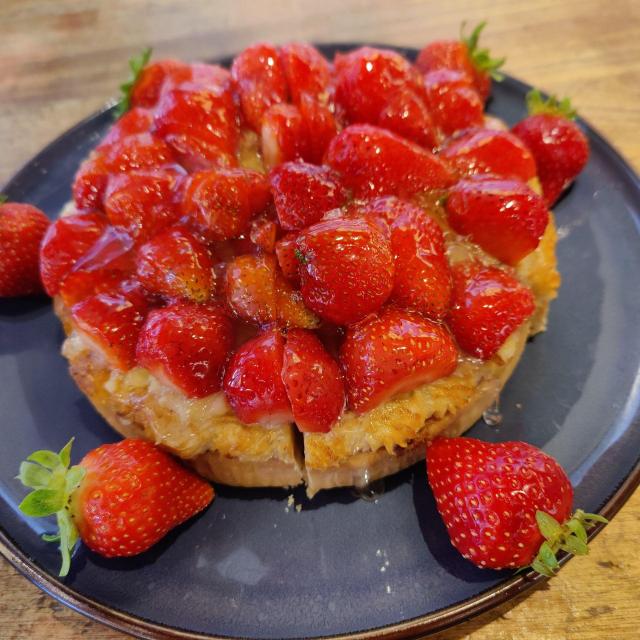 Fredes jordbærtærte, se iøvrigt vores kageskab for udvalg.