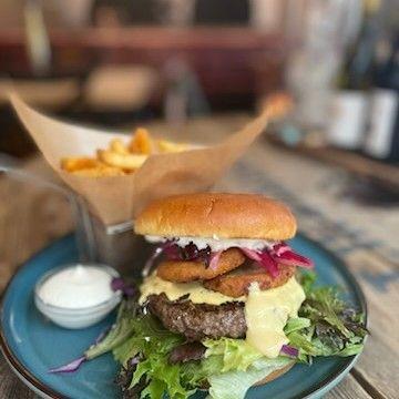 Fredes bearnaise burger m. salat aioli, stegte løgringe etc.