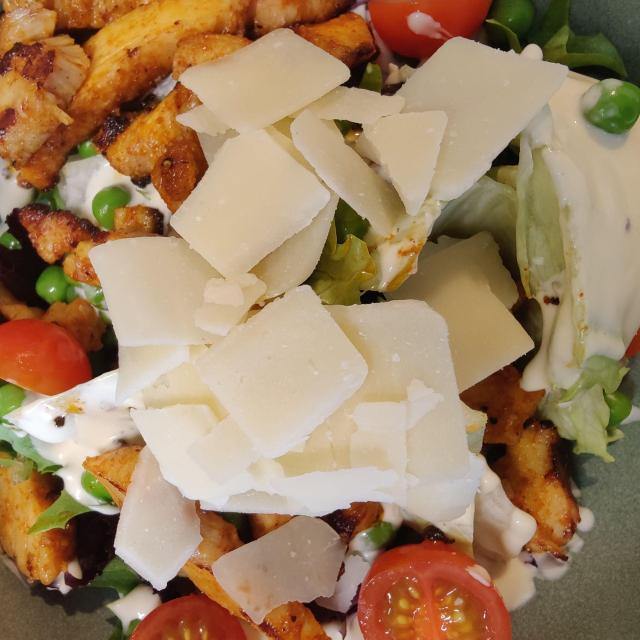 Fredes cæsarsalat m.croutoner, stegt kylling og ost.