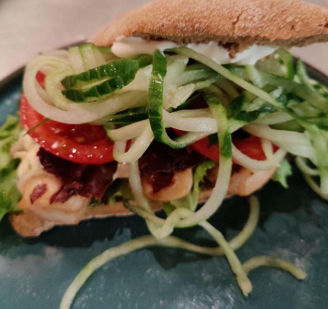 Fredes kyllingesandwich m. bacon, aioli, salat og dressing.