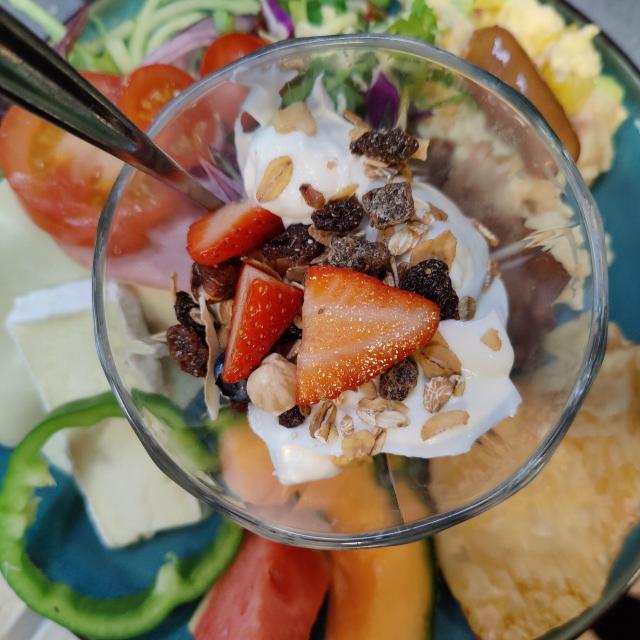 Fredes brunch tallerken m. hj. bagt. bolle, rugbrød etc.