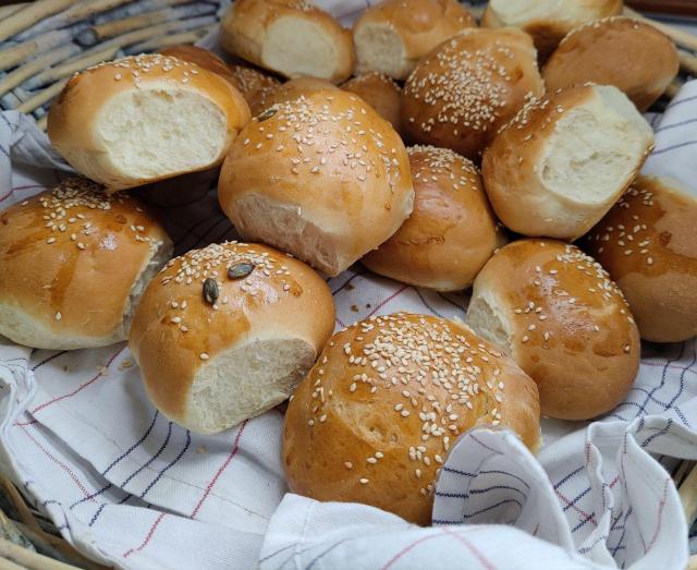 Fredes hjemmebagte boller m. ost og grønt.