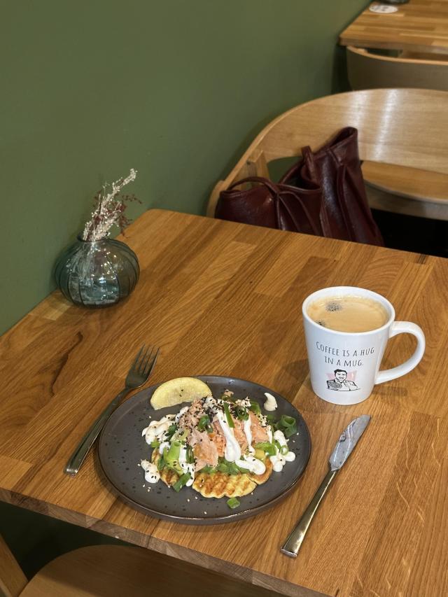 Æggevaffel med avokado og laks+en kop kaffe for kun 65,-🧇🥑