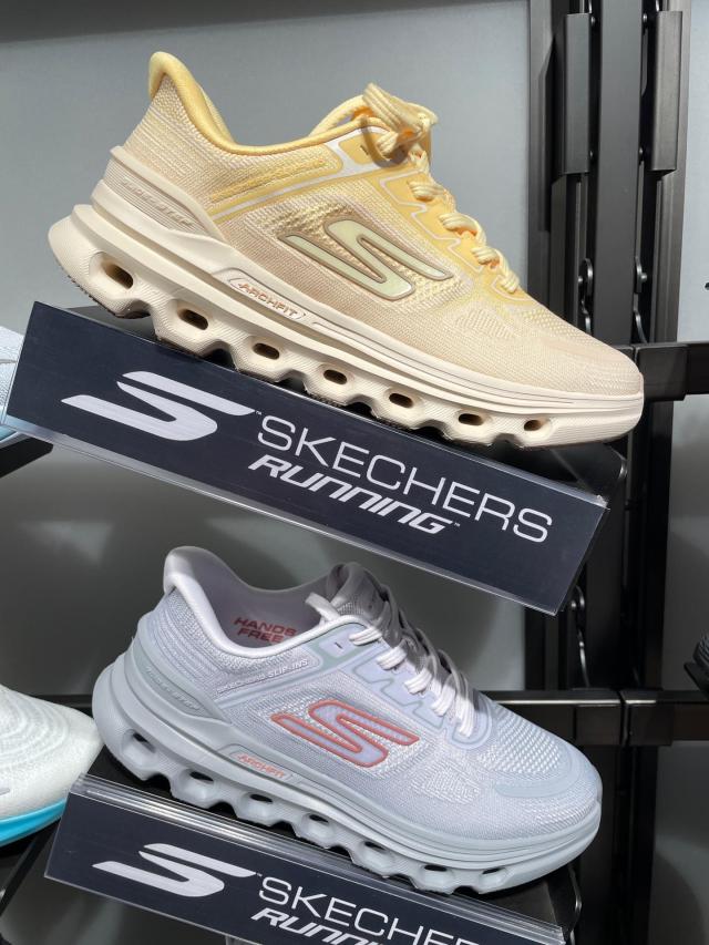 SKECHERS 