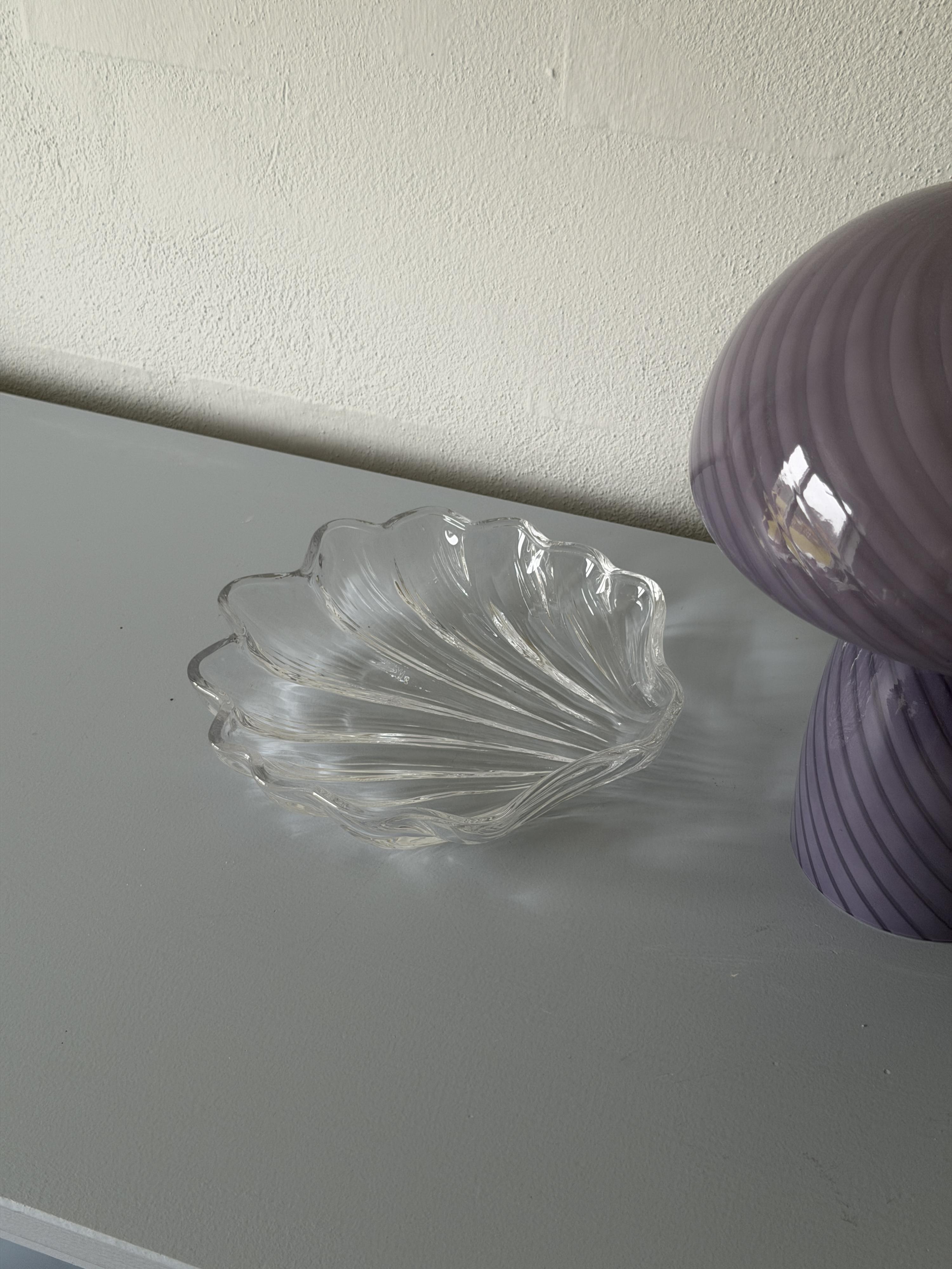 Sk&aring;l i glas med muslingeskal-design