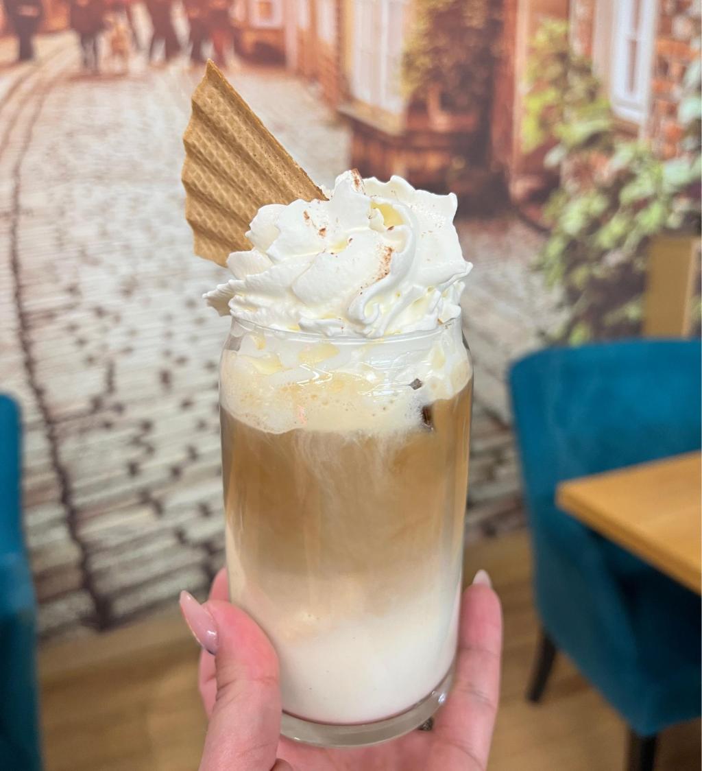 Ľadová káva so zmrzlinou a šľahačkou .