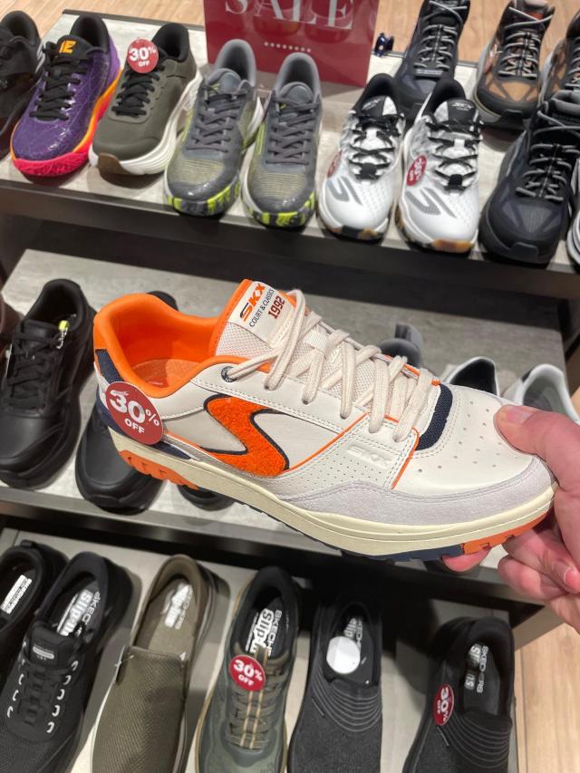 SKECHERS 