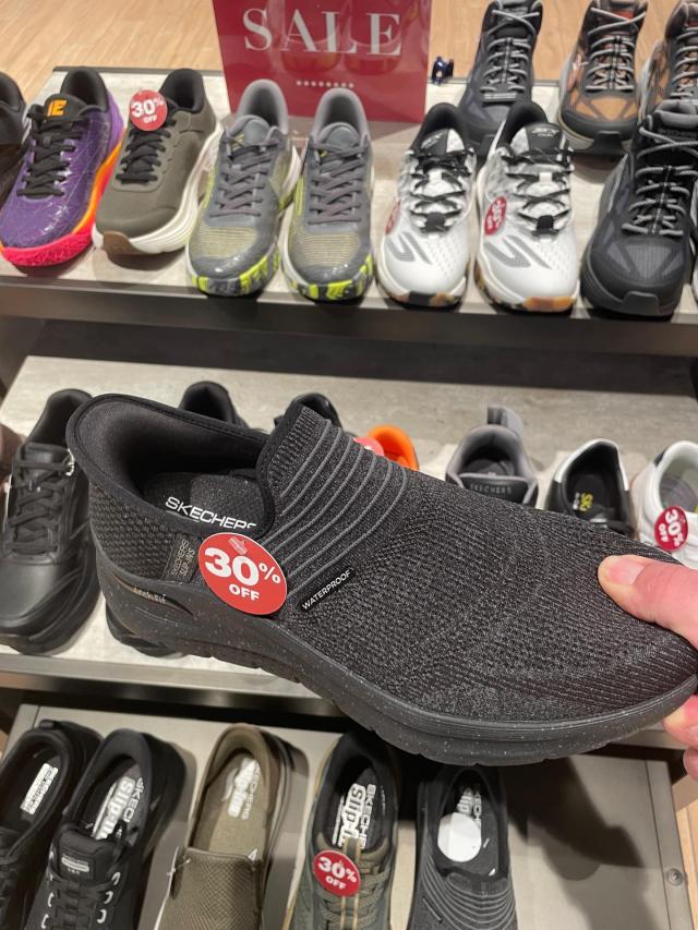 SKECHERS 