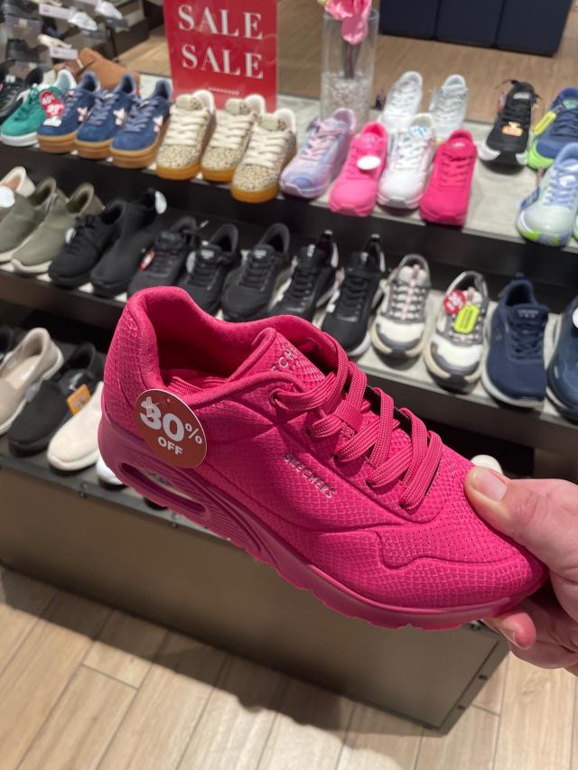 SKECHERS 