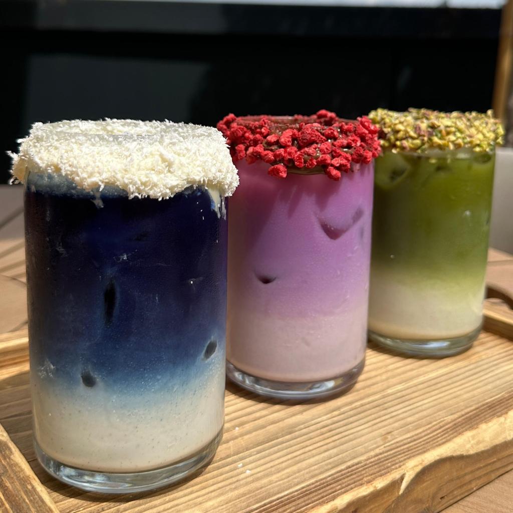 Iced Matcha Latté s chrumkavým okrajom 