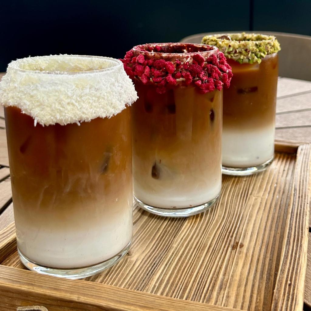 Iced Latté s chrumkavým okrajom 
