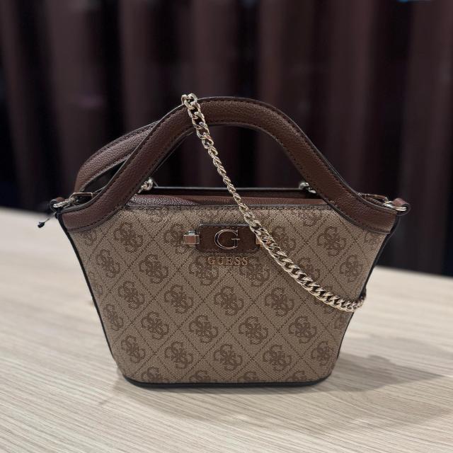 Mød den smukke Guess Lindsey crossbody✨🤎