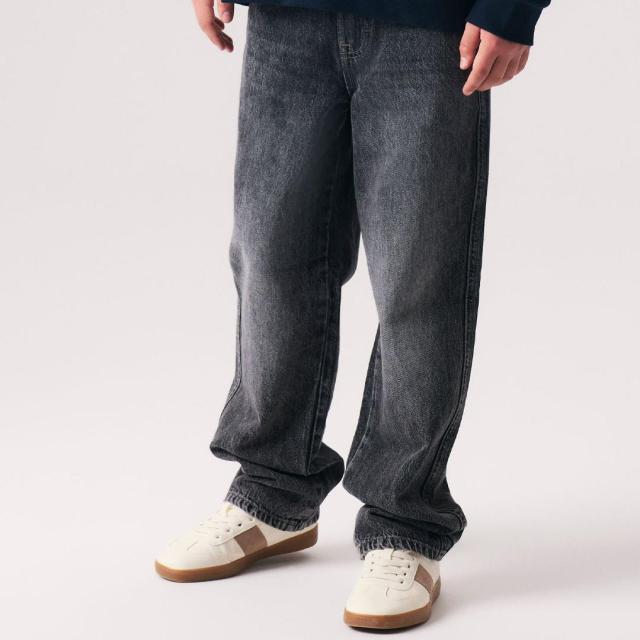 LOOSE FIT JEANS
