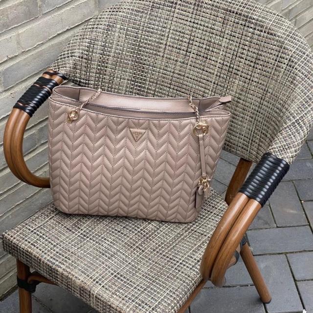 GUESS Cheryl shopperen med de smukkeste detaljer ✨