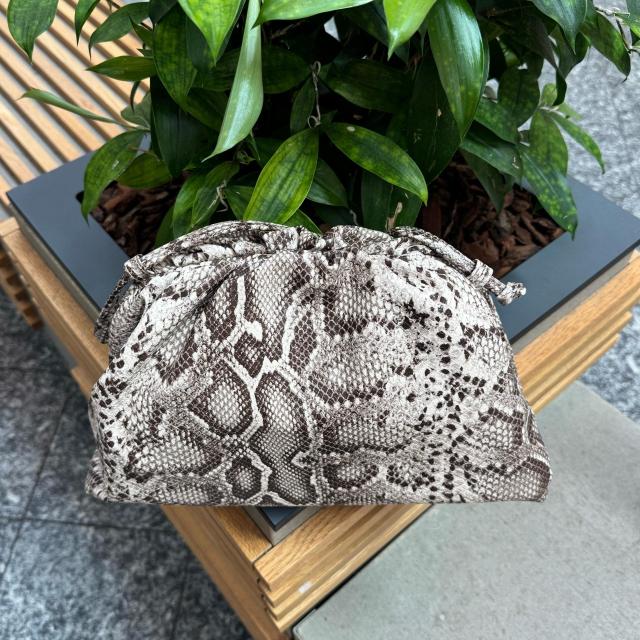Den perfekte clutch til at løfte dit look🤍