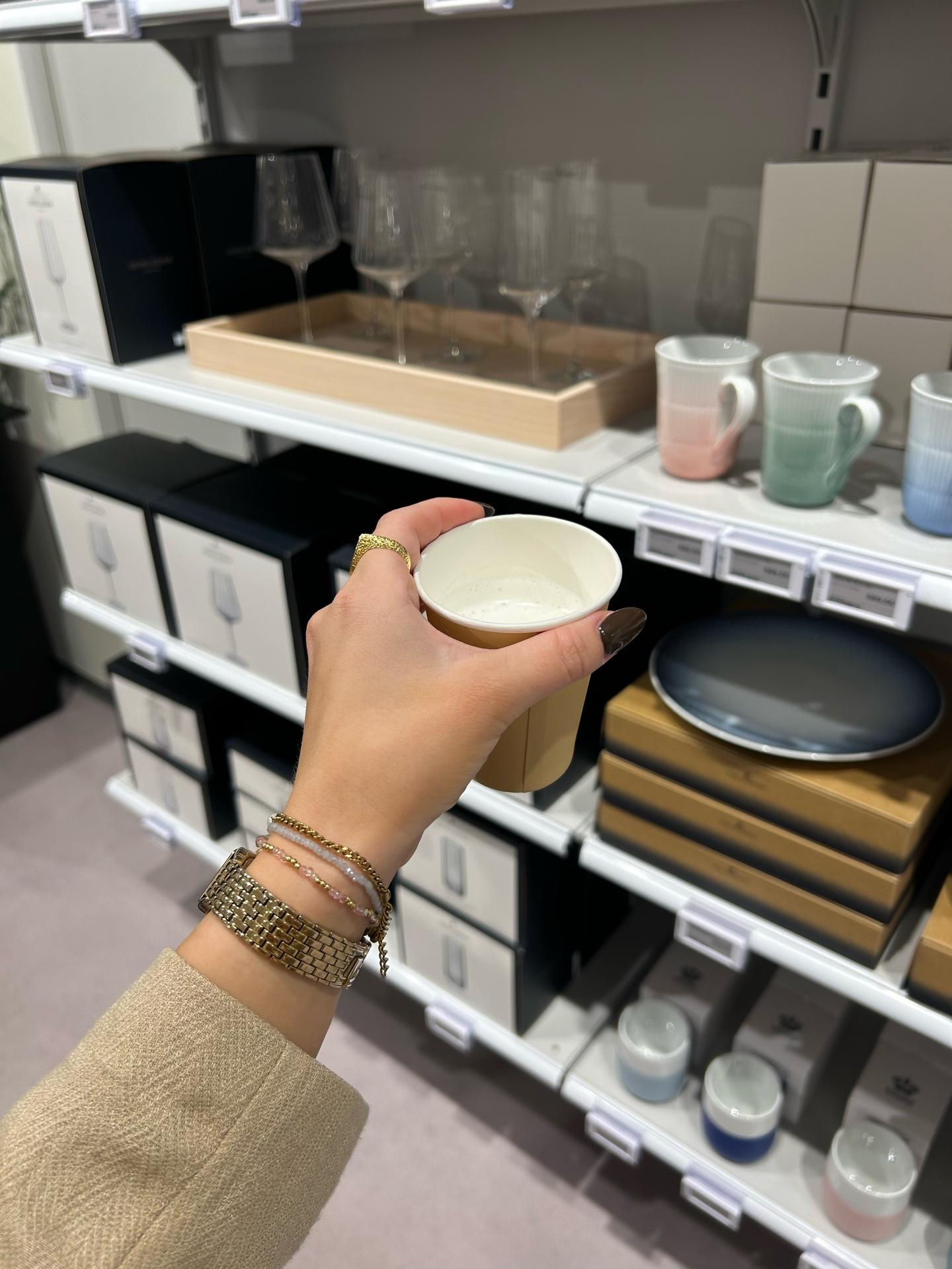 F&aring; en gratis kop kaffe mens du shopper