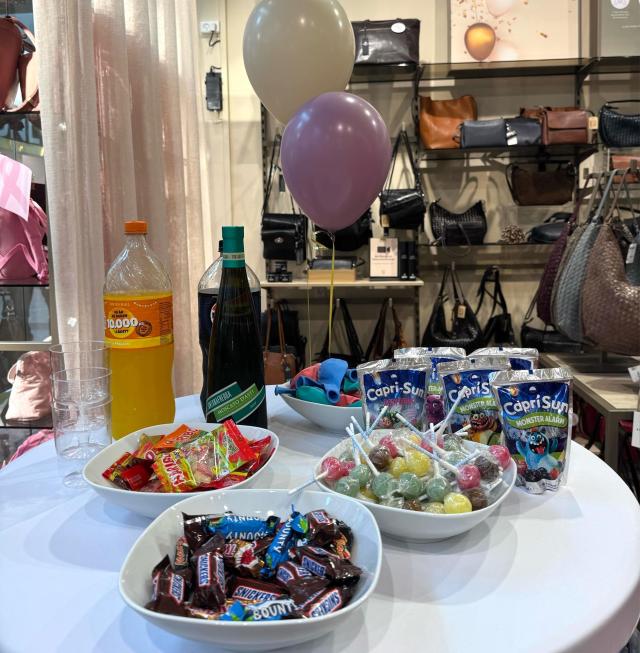 Kom forbi Helm og få et glas og lidt sødt🎊🎈